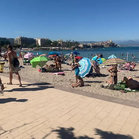 Les Reflets D Azur Et Les Pieds Dans L'eau Antibes